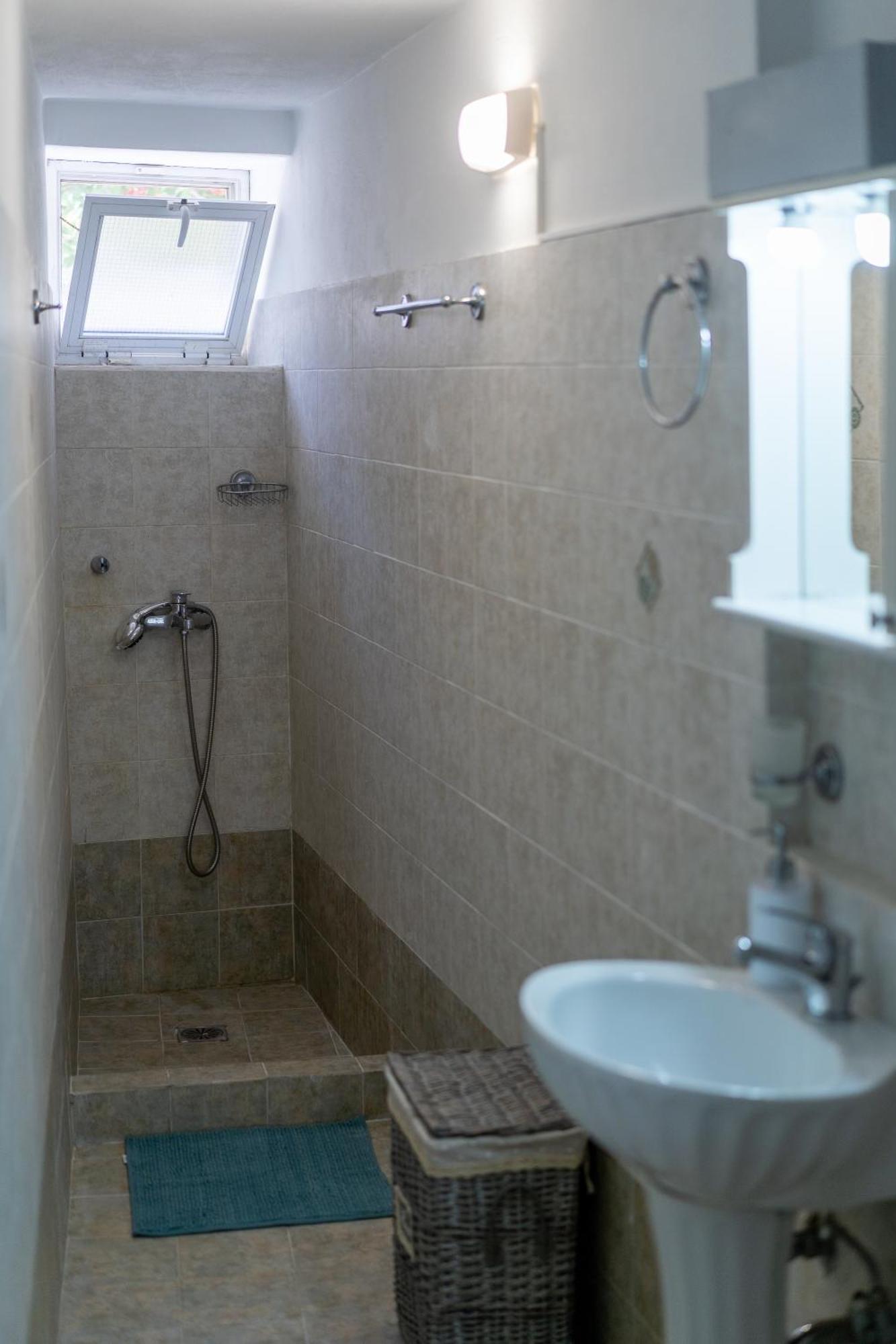 Spacious Home With Yard, Mytilene Lesvos Bagian luar foto