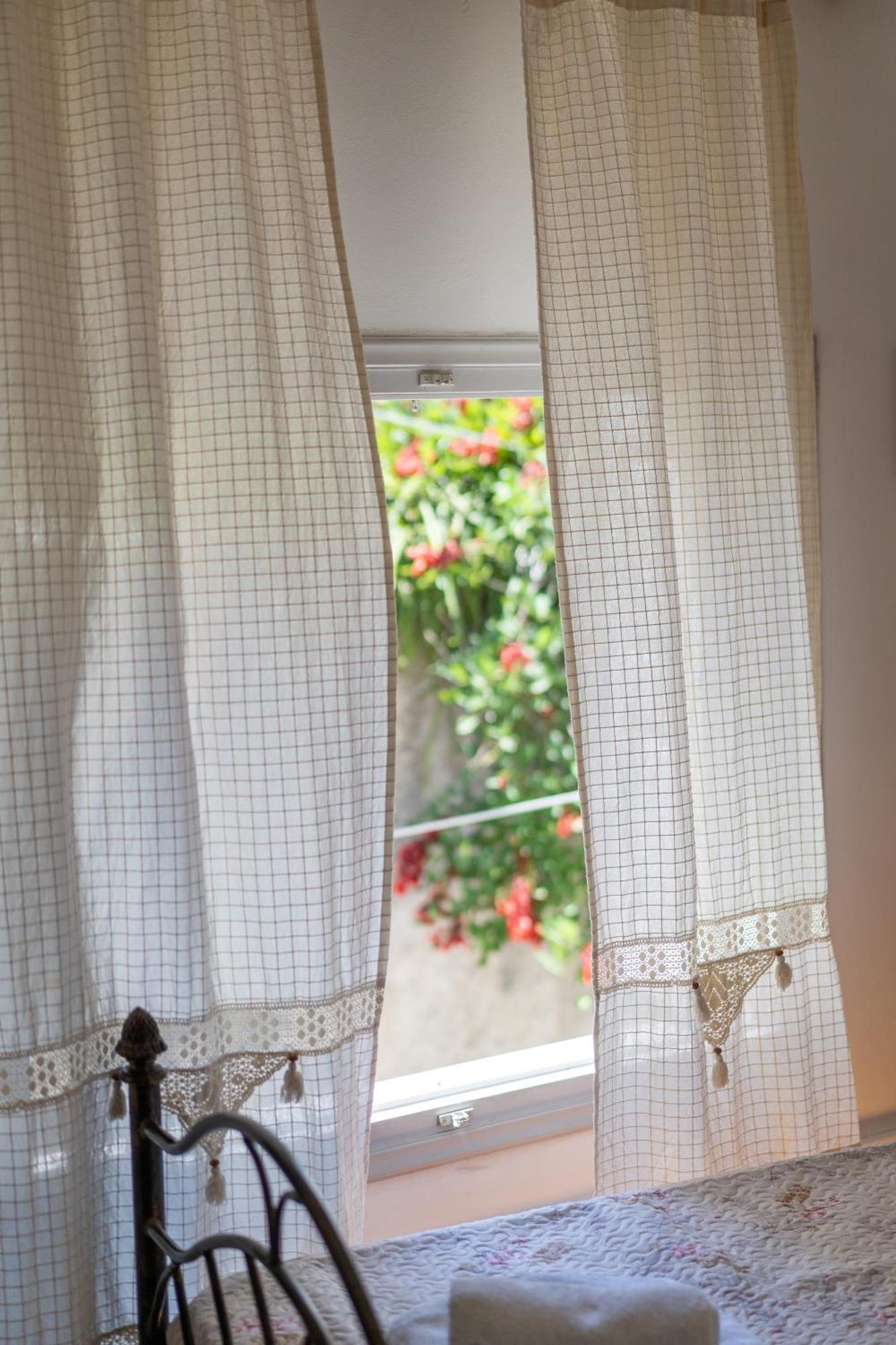 Spacious Home With Yard, Mytilene Lesvos Bagian luar foto