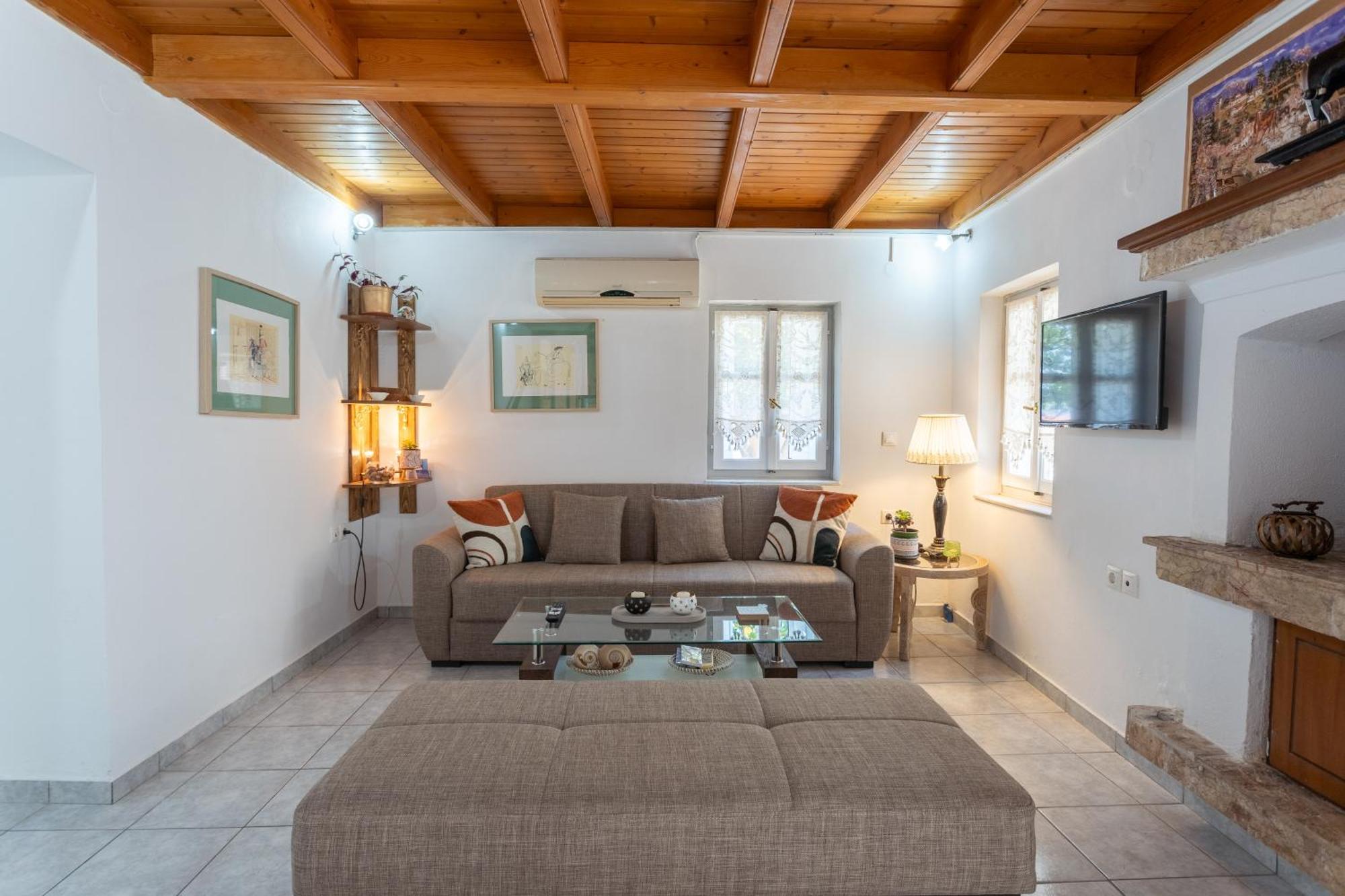 Spacious Home With Yard, Mytilene Lesvos Bagian luar foto