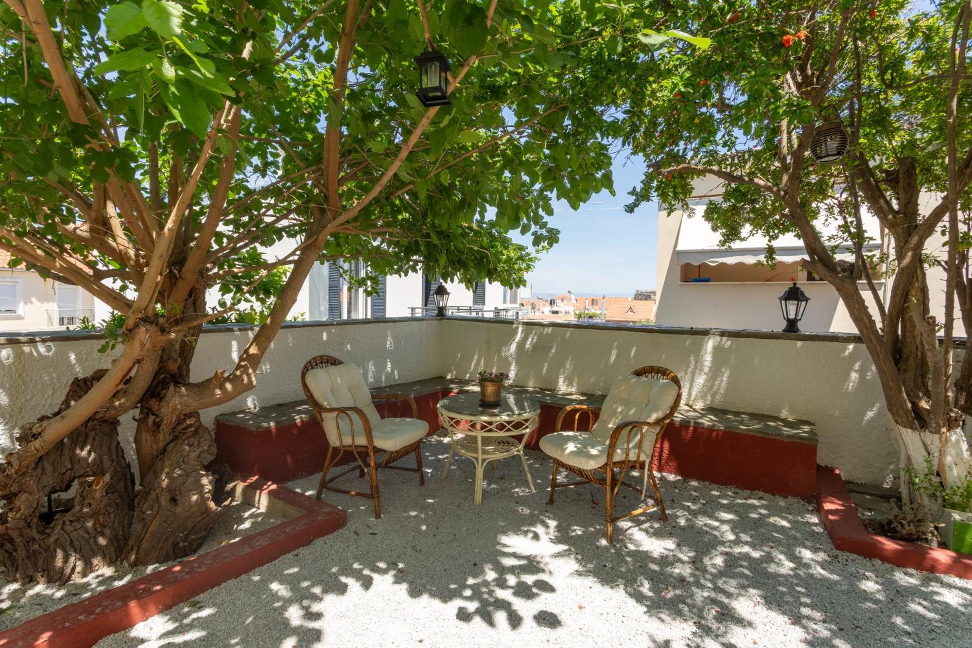 Spacious Home With Yard, Mytilene Lesvos Bagian luar foto