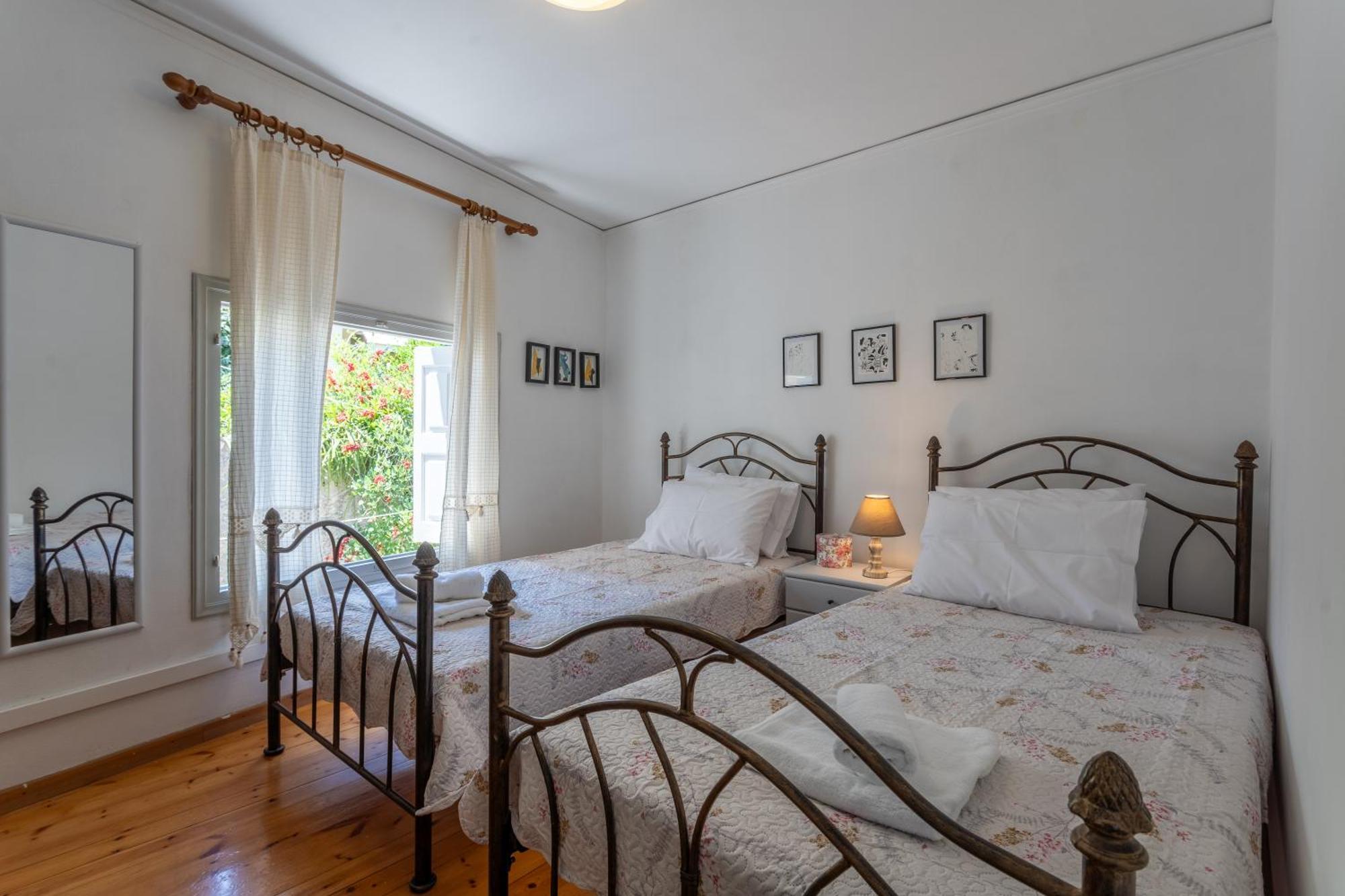 Spacious Home With Yard, Mytilene Lesvos Bagian luar foto