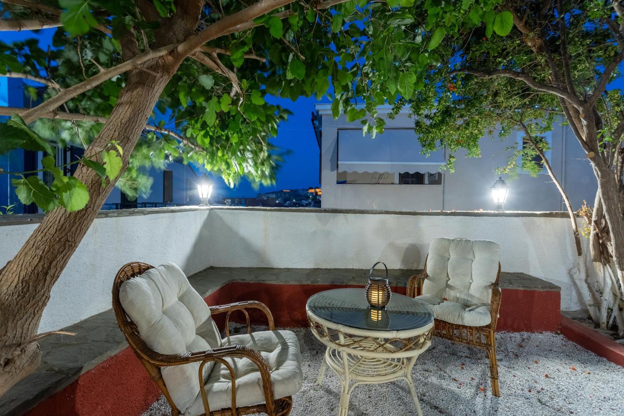 Spacious Home With Yard, Mytilene Lesvos Bagian luar foto