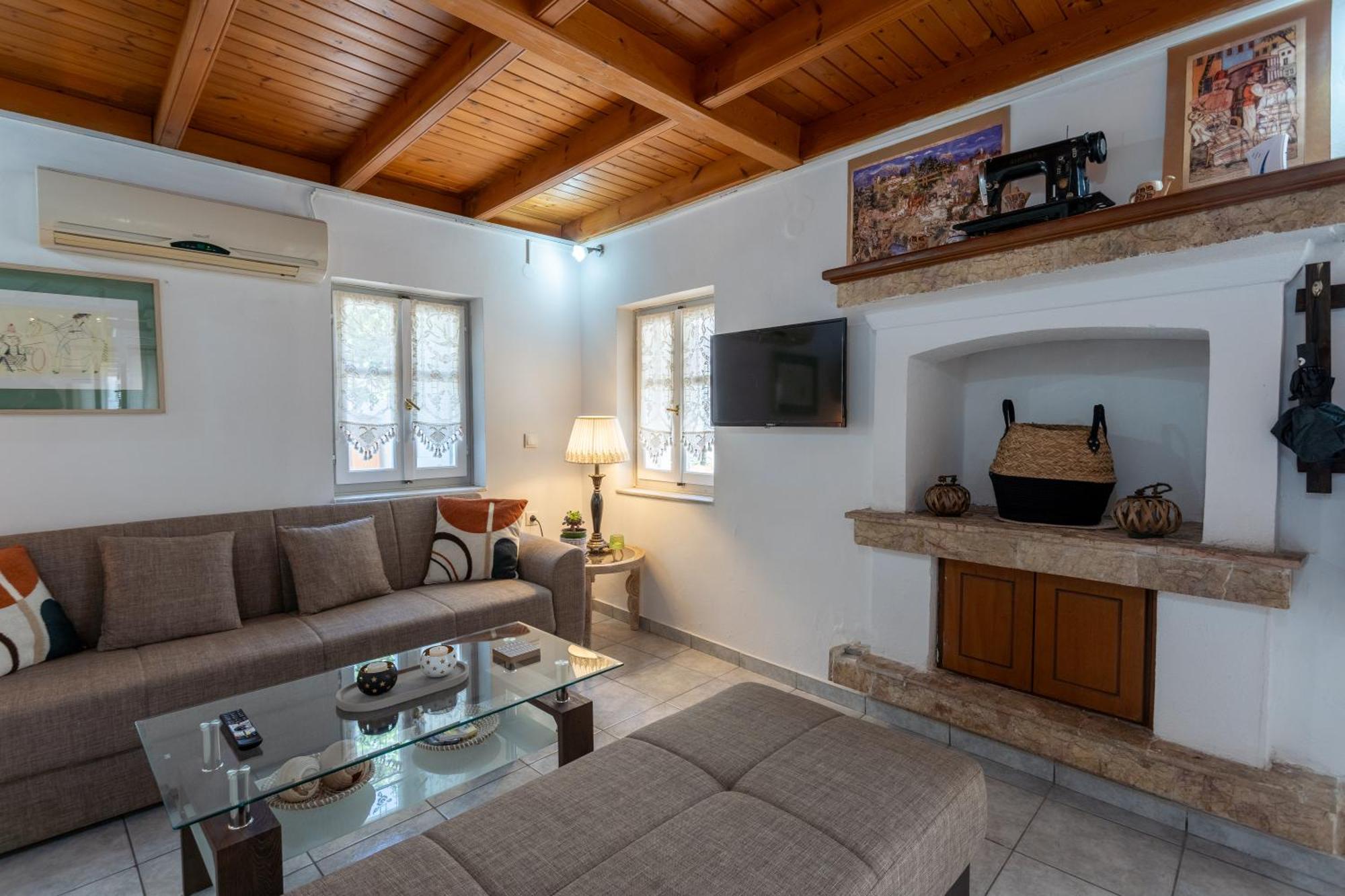 Spacious Home With Yard, Mytilene Lesvos Bagian luar foto
