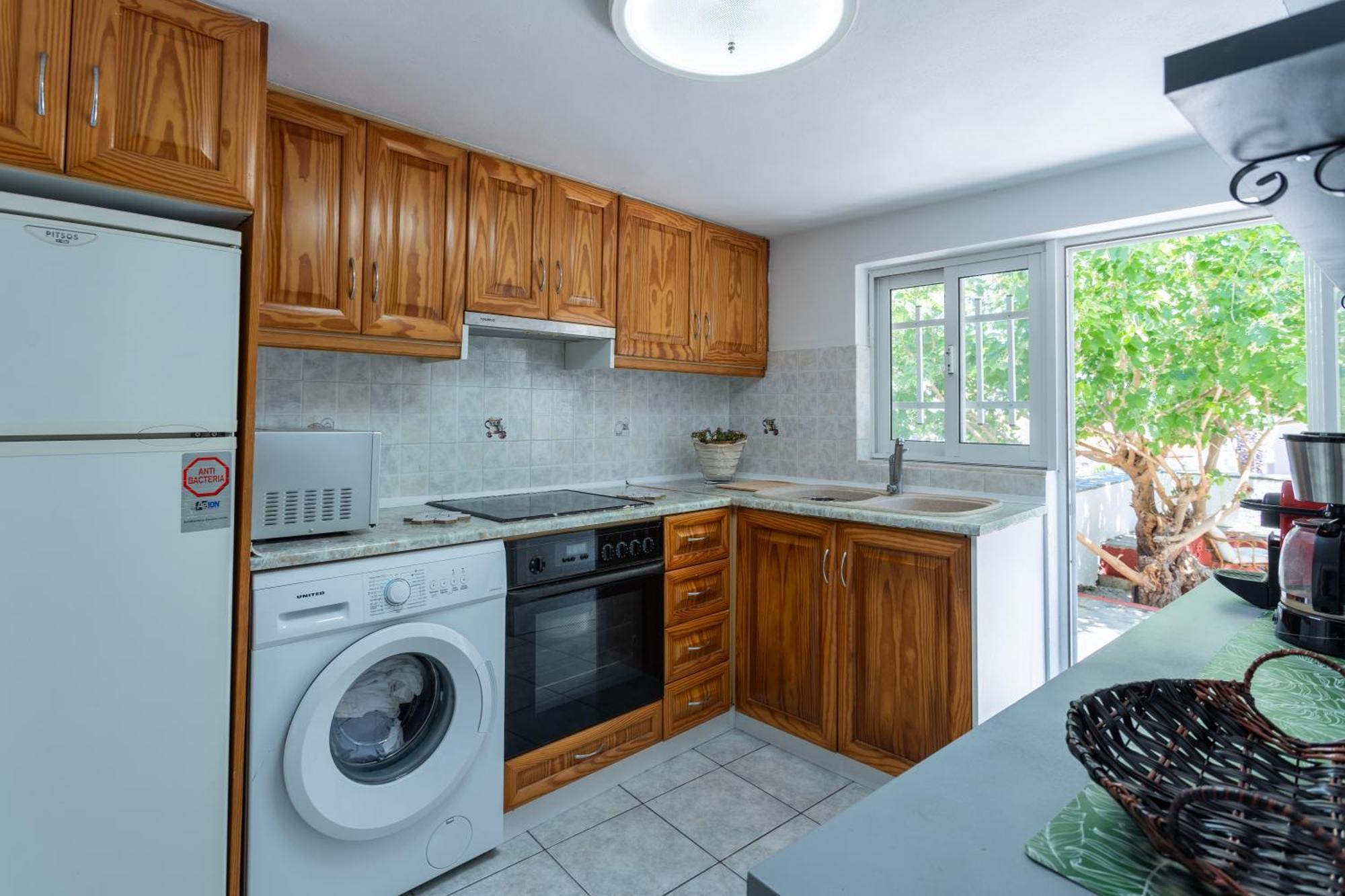 Spacious Home With Yard, Mytilene Lesvos Bagian luar foto