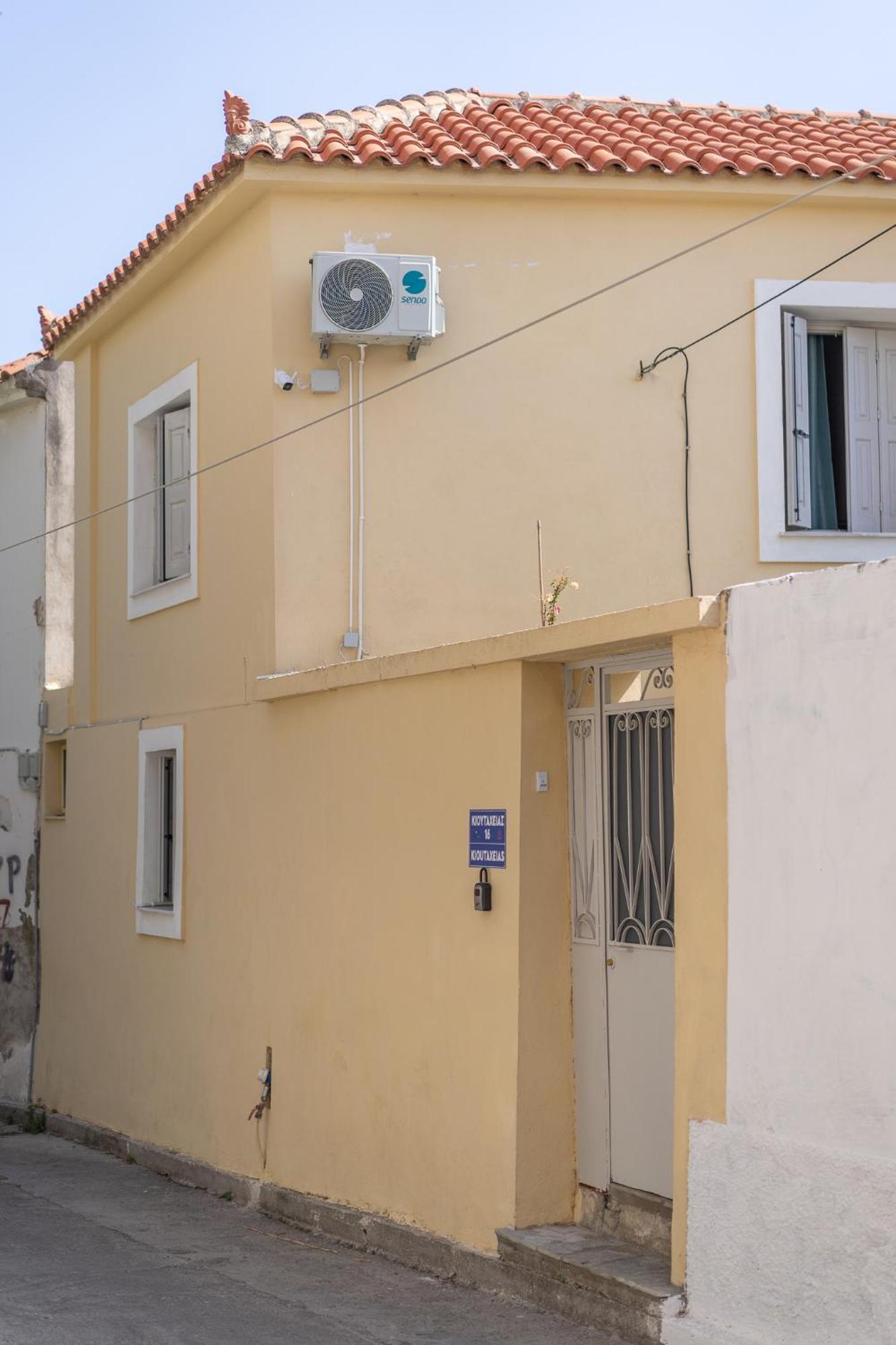 Spacious Home With Yard, Mytilene Lesvos Bagian luar foto