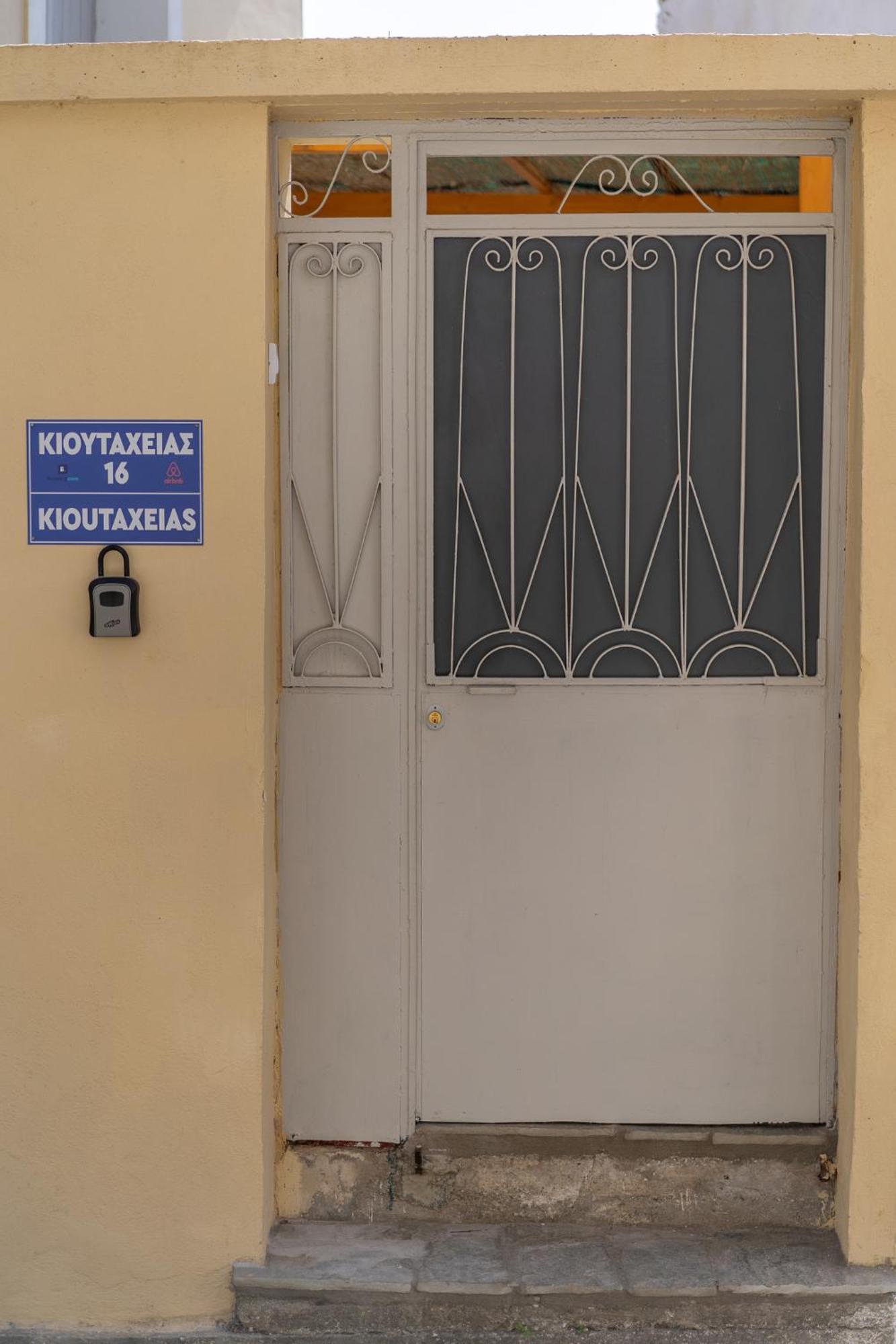 Spacious Home With Yard, Mytilene Lesvos Bagian luar foto