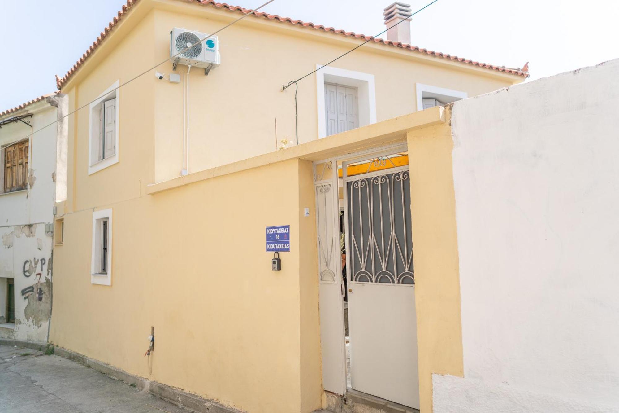 Spacious Home With Yard, Mytilene Lesvos Bagian luar foto